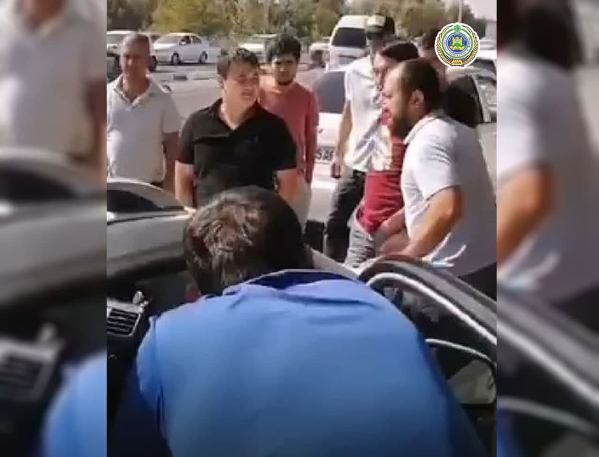 В Ташкенте мужчины устроили конфликт с водителем. Они подумали, что он снимает нарушения ПДД на камеру