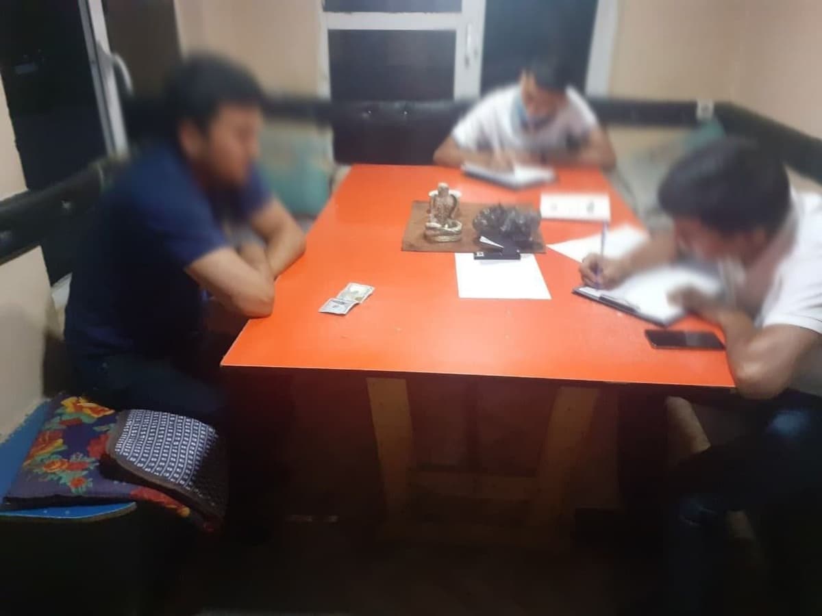 Samarqandda qoidani buzgan haydovchi YPX xodimiga 100 dollar pora berayotganda ushlandi