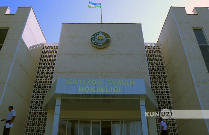 Сотрудник пресс-службы Иштыханского хокимията проглотил карту памяти из камеры журналиста