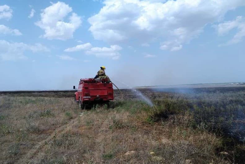 На границе с Таджикистаном произошел крупный пожар. К тушению пожара привлекли военных