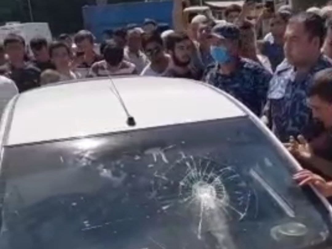 Navoiyda taksi haydovchilari ularning qoidabuzarligini suratga olgan ikki fuqaroni do‘pposlashdi  