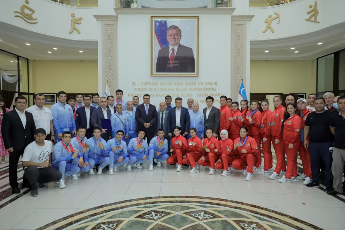 Foto: Boks bo‘yicha Osiyo chempionlari O‘zbekistonga qaytdi