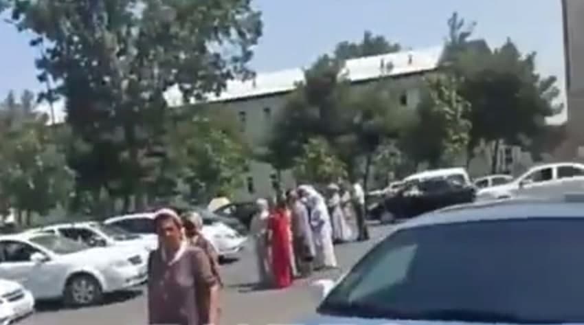 В Андижане женщины перекрыли дорогу около здания областного хокимията