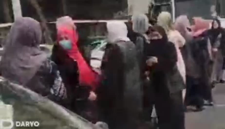 В Коканде недовольные женщины устроили акцию протеста