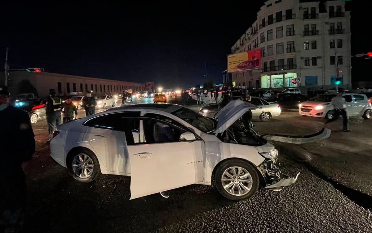 Samarqandda «Malibu» bilan o‘zaro to‘qnashgan «Hyundai Bongo» ag‘darilib ketdi