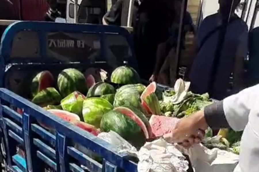 Samarqanddagi bozorda tarvuzlar yo‘q qilinayotgani aks etgan video tarqaldi, rasmiylar holatga izoh berdi