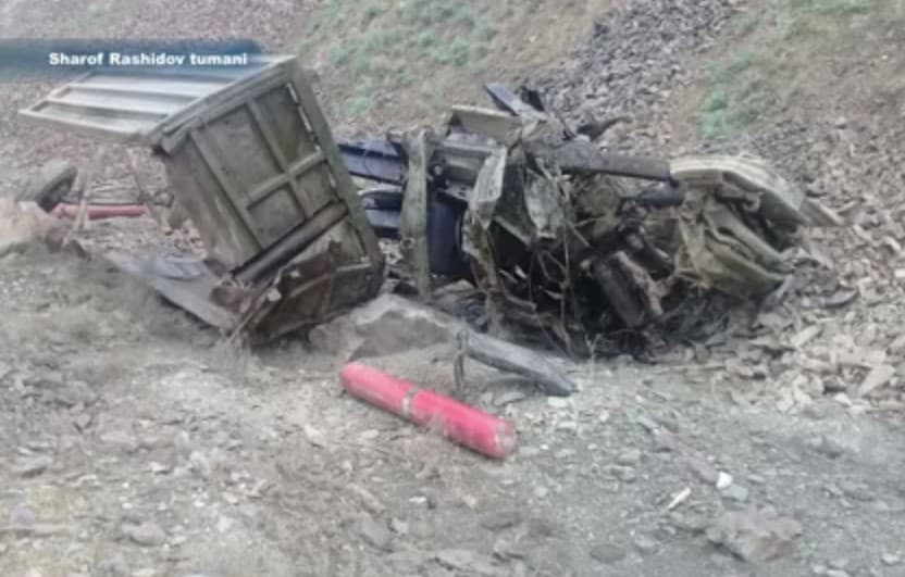 Jizzaxda tosh ortish uchun toqqa chiqqan «ZIL» ag‘darilib ketib, ikki kishi vafot etdi