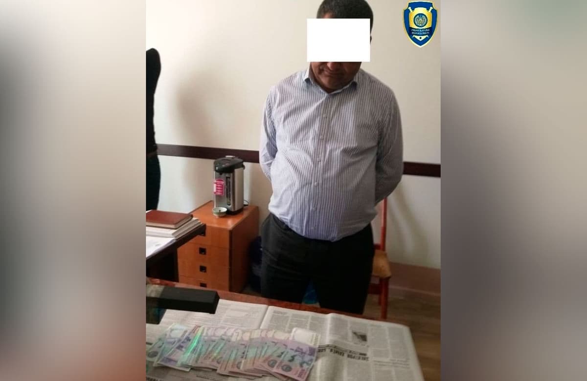 Buxoroda tadbirkordan 23,6 mln so‘m pulini hisobiga o‘tkazib berish evaziga 2,3 mln so‘m olgan mansabdor ushlandi