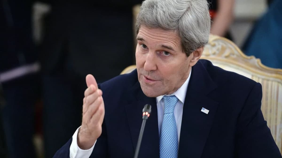 Jon Kerri Moskvaga tashrif buyuradi
