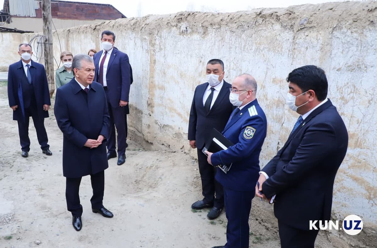 Kutilmaganda Namangandagi mahallaga borgan prezident shahar hokimi va prokurorga tanbeh berdi