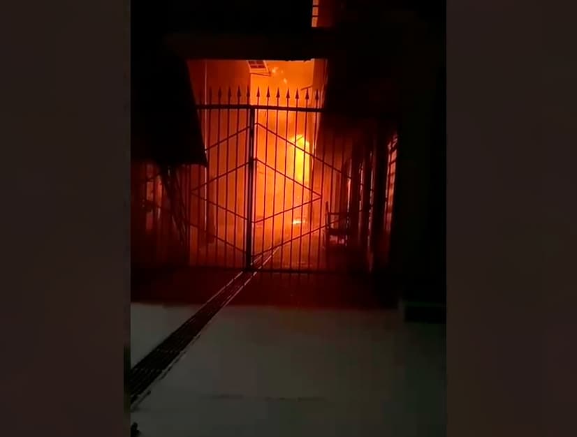 Urgutda dehqon bozoriga tutash 5 ta savdo do‘koni yonib ketdi