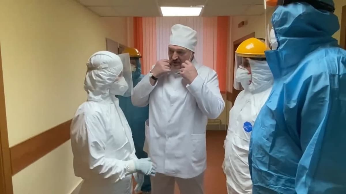 Lukashenkoni shifoxonada himoya niqobini taqishga majbur qilishdi (video)