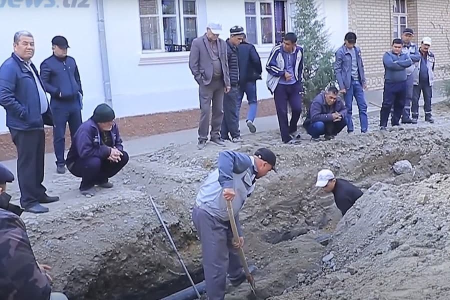 Portlashdan so‘ng Kattaqo‘rg‘ondagi ko‘chadan katta bosimli gaz quvurlari ko‘chirilyapti