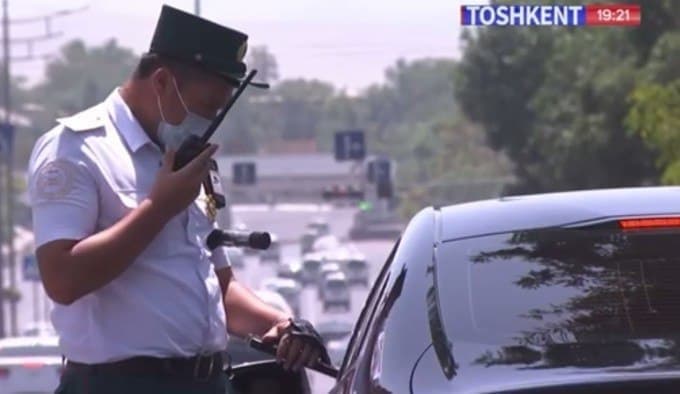В Алмалыке сотрудника ДПС заставили отпустить нарушившего правила водителя по приказу «сверху»