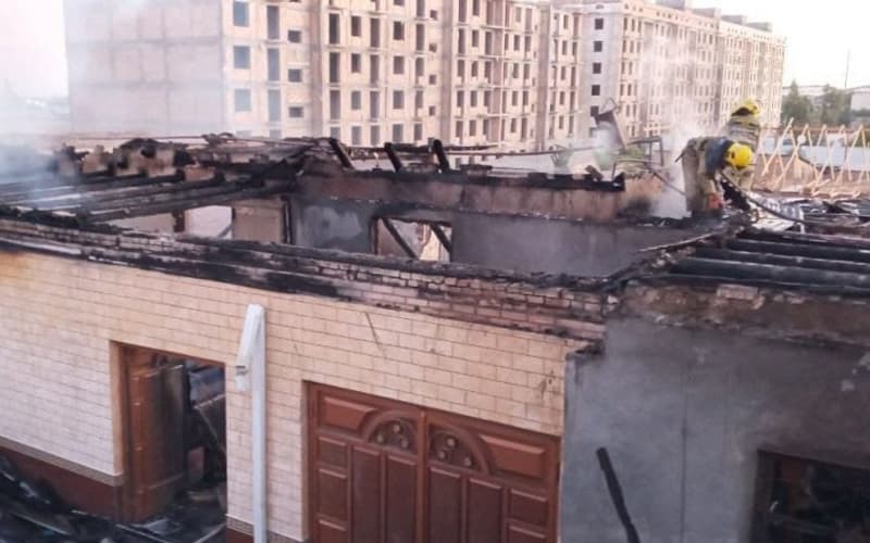 В Самарканде пожар охватил сразу несколько домов - видео