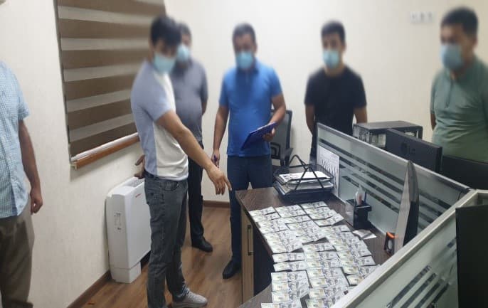 Samarqandda soxta COVID-19 testi natijasini sotayotganda ushlangan shaxsning ukasi IIB xodimiga 5 ming dollar pora bermoqchi bo‘ldi