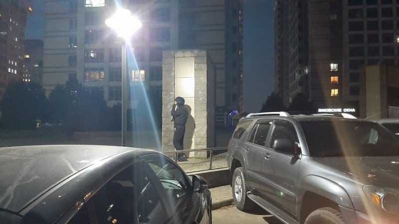 Almatida otishma sodir etgan shaxs uyiga yashirinib oldi. Politsiya uni qo‘lga olish operatsiyasini o‘tkazmoqda