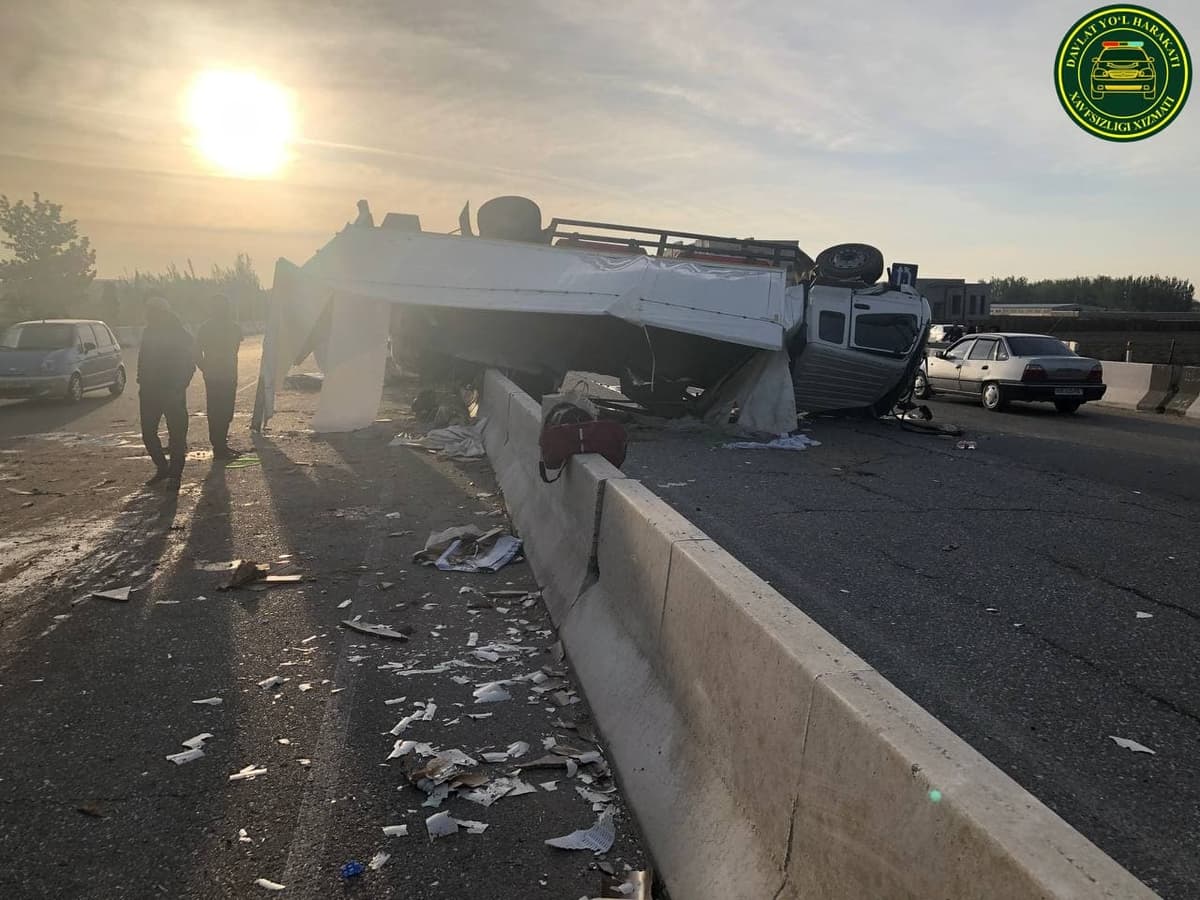 Samarqandda «Lacetti» bilan to‘qnashgan «Isuzu» yuk mashinasi ag‘darilib ketdi