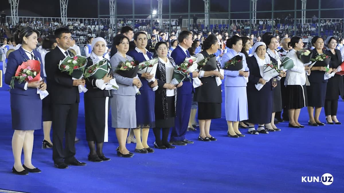 9 ming nafar o‘qituvchi ishtirok etgan tadbir: Andijonda ustoz va murabbiylar sharaflandi