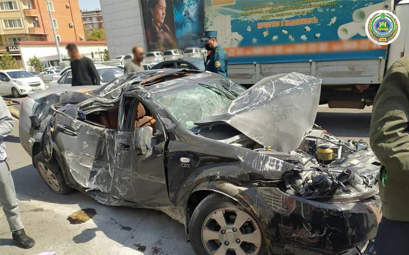 В Ташкенте произошло ДТП с участием трех автомобилей и пассажирского автобуса
