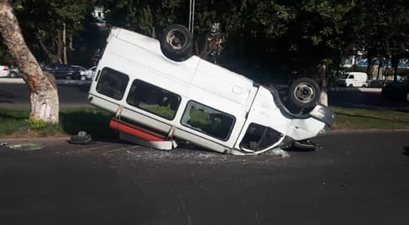 В Ташкенте в результате ДТП перевернулась маршрутка с пассажирами