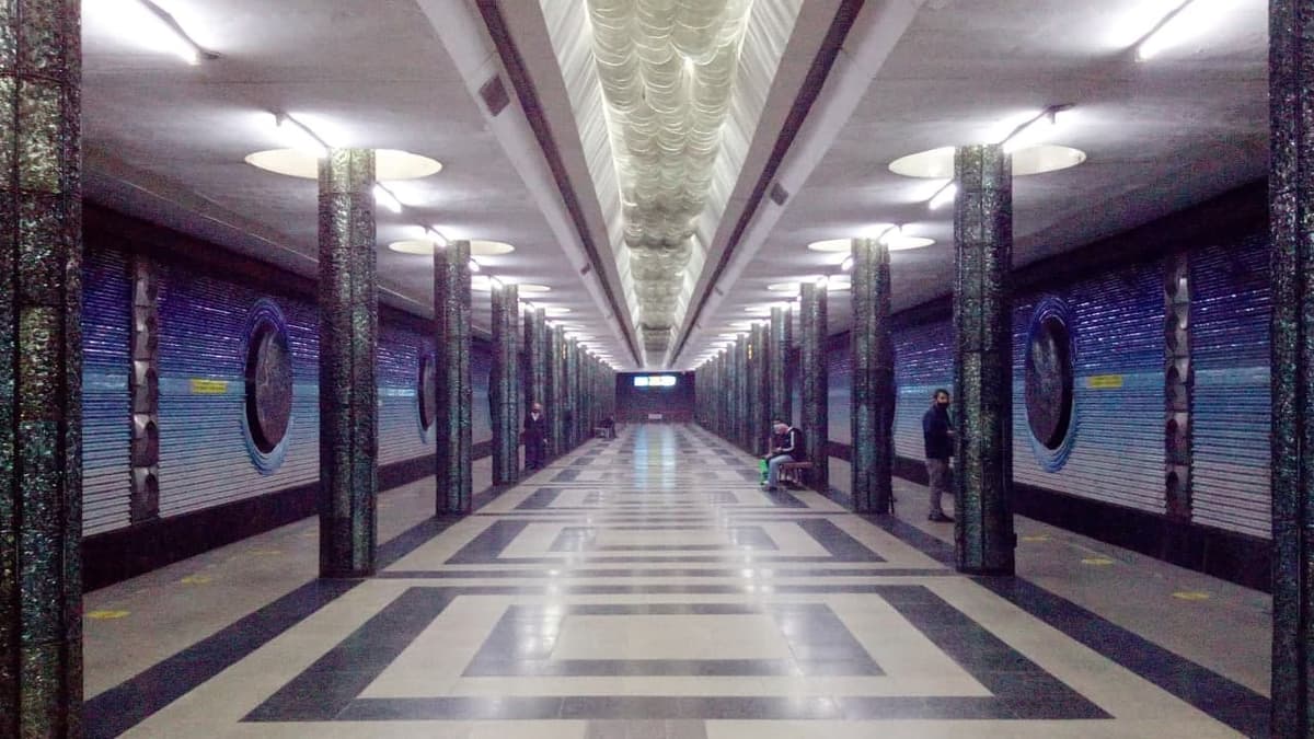 Пассажиров поезда высадили на станции метро «Космонавты» из-за подозрительного предмета