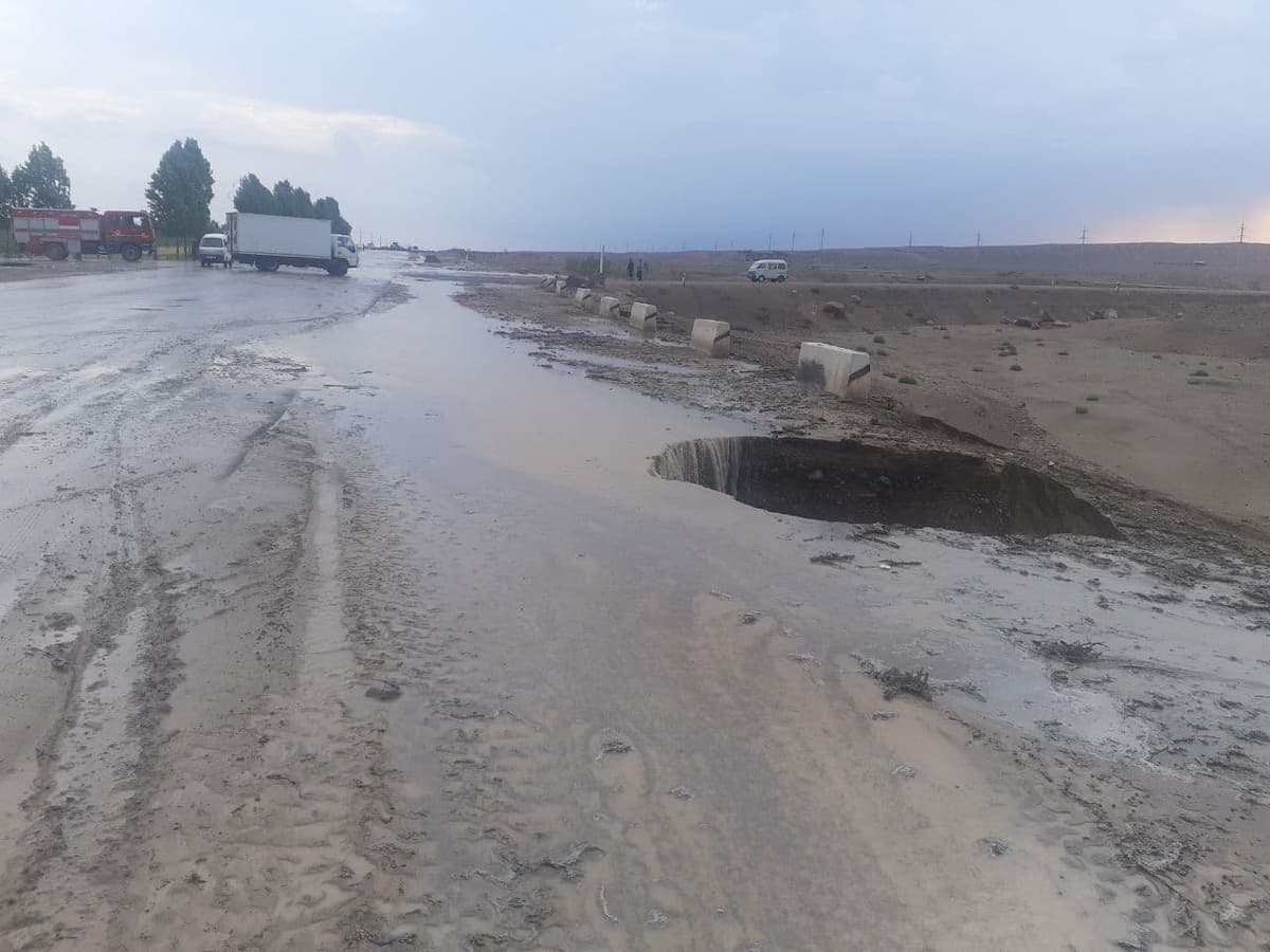 Foto: Namangan viloyatida sel yo‘llarga zarar yetkazdi