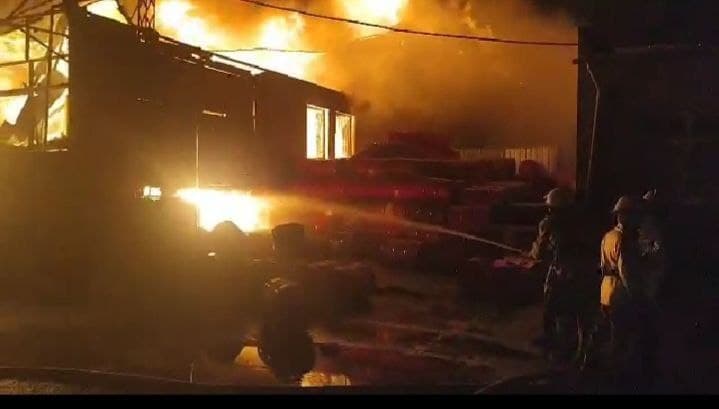 Минувшей ночью в Ташкенте загорелся один из производственных цехов - видео 