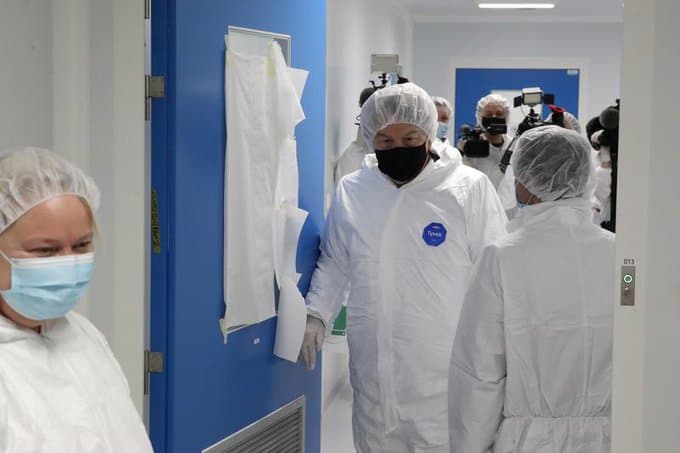 Yevrokomissar AstraZeneca vaksina zavodiga tashrif buyurdi