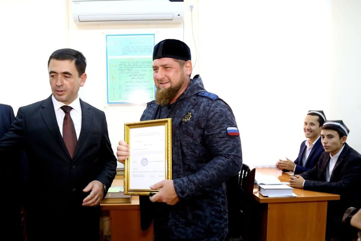 Mir Arab oliy madrasasining ilk bitiruvchilari kuzatildi. Ular orasida Ramzan Qodirov ham bor