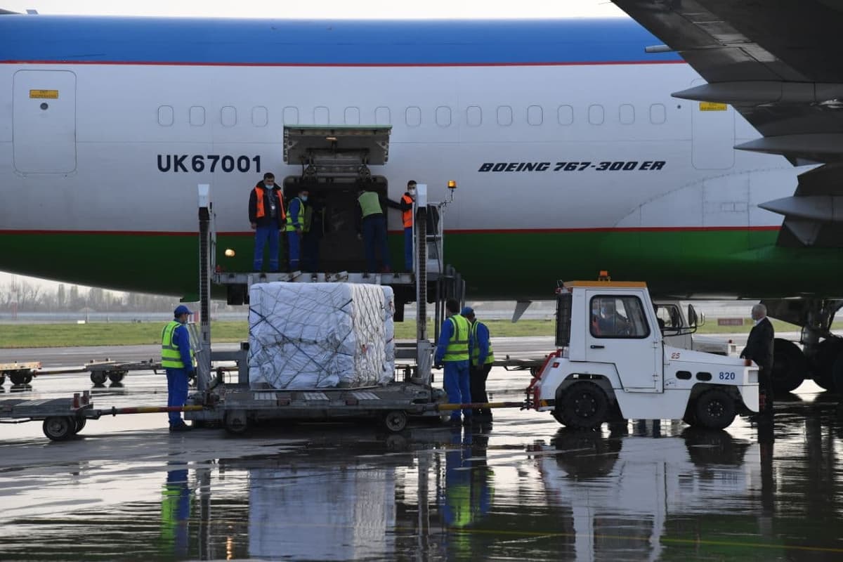 Foto: Toshkentga xitoy–o‘zbek vaksinasidan 1 mln doza olib kelindi