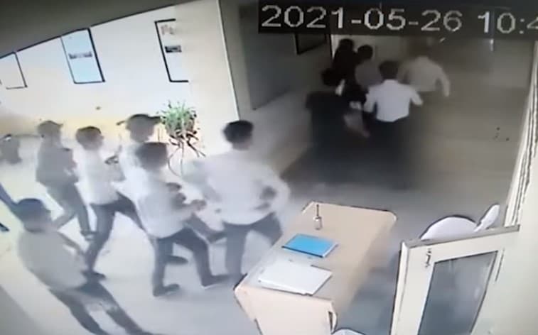 Заместитель директора школы в Тайлаке был публично избит