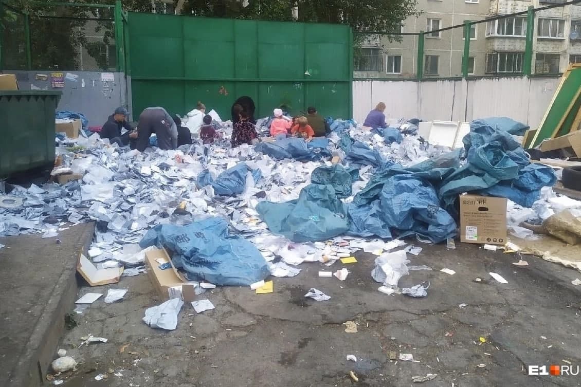 В Екатеринбурге на помойке нашли сотни недоставленных посылок из Узбекистана