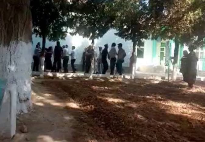 Surxondaryoda bir guruh o‘qituvchilar maktab hovlisida o‘zaro janjallashib, bir-biriga tan jarohati yetkazdi