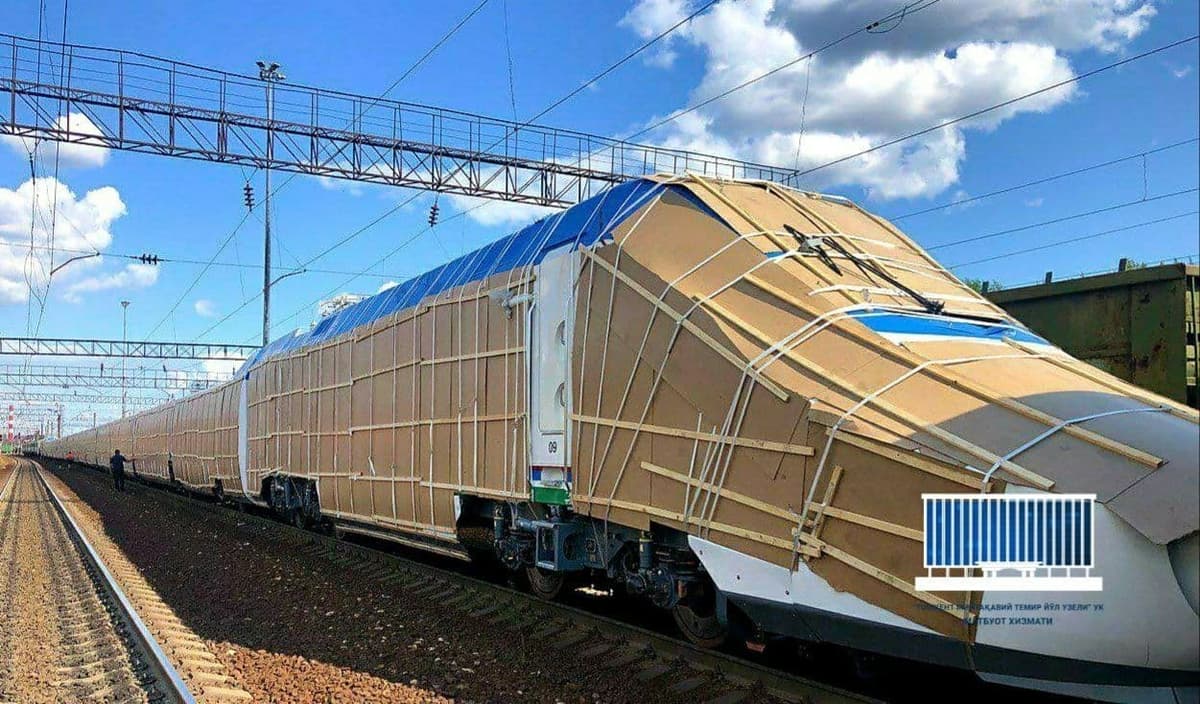 Foto: «Afrosiyob» tezyurar poyezdi Sankt-Peterburg portidan O‘zbekistonga yo‘l oldi