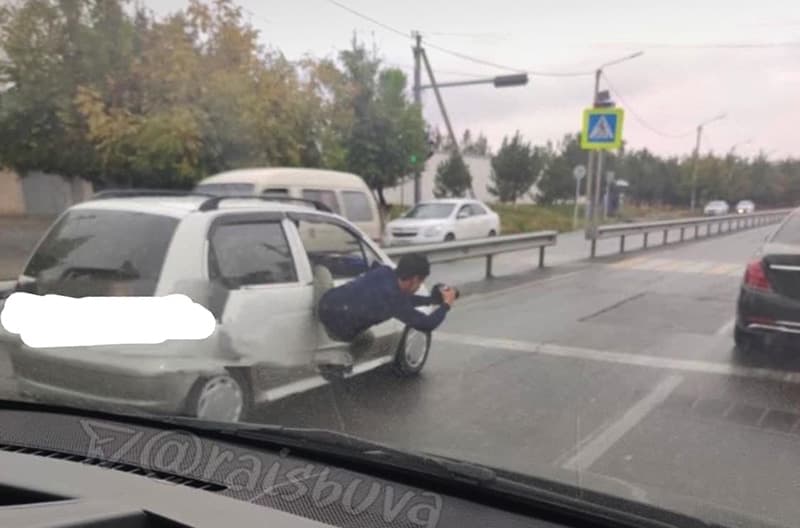 В Ташкенте оштрафовали оператора, повисшего на автомобиле на одной ноге