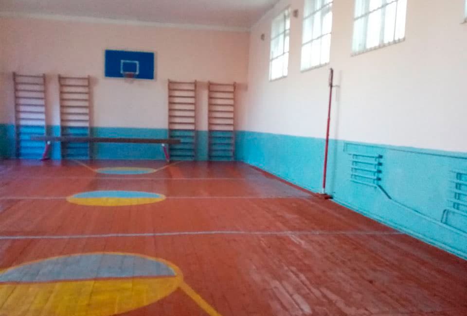 Tanqiddan so‘ng Shahrisabzdagi maktab sportzalining poli ta'mirlab berildi