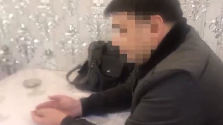 Ер беришни ваъда қилиб, тадбиркордан пул олган Чиноз туман ҳокимлиги ходими 5 йилга қамалган