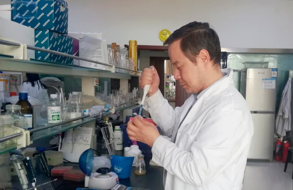 «Ilm 70-yillardagi holatida qolib ketgan, infratuzilma oddiy tajriba uchun ham yaramaydi» - 2020 yilning eng yaxshi yosh biolog olimi bilan suhbat