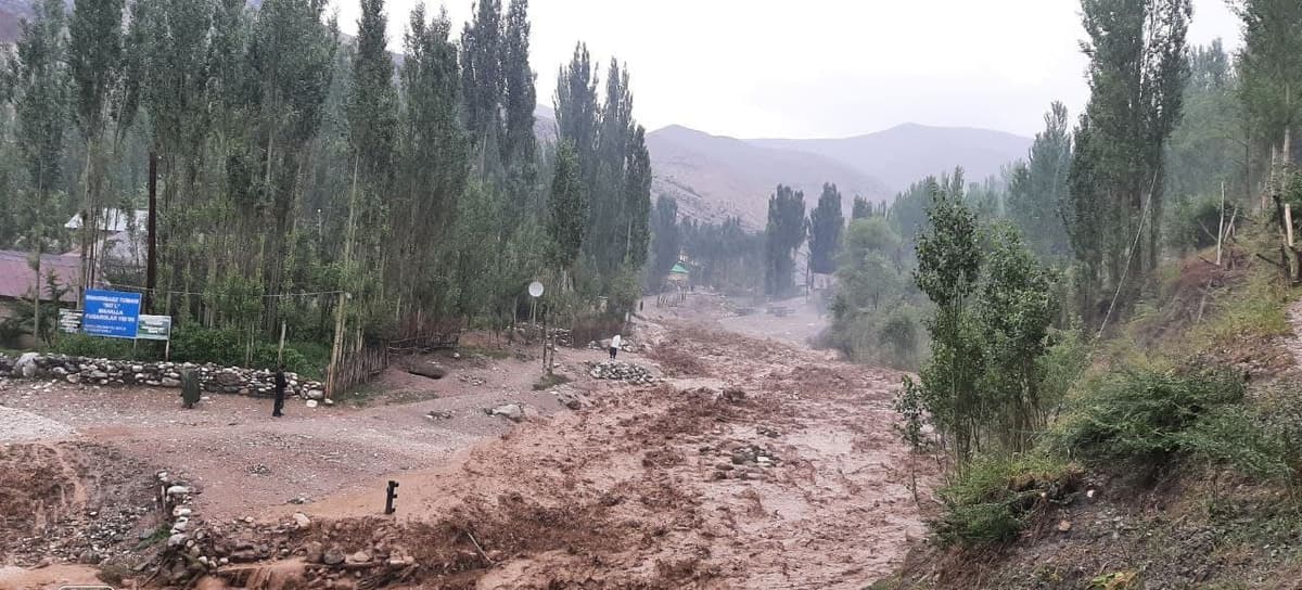 Shahrisabz tumanining tog‘li hududlarida kuchli yomg‘ir yog‘ib, sel keldi