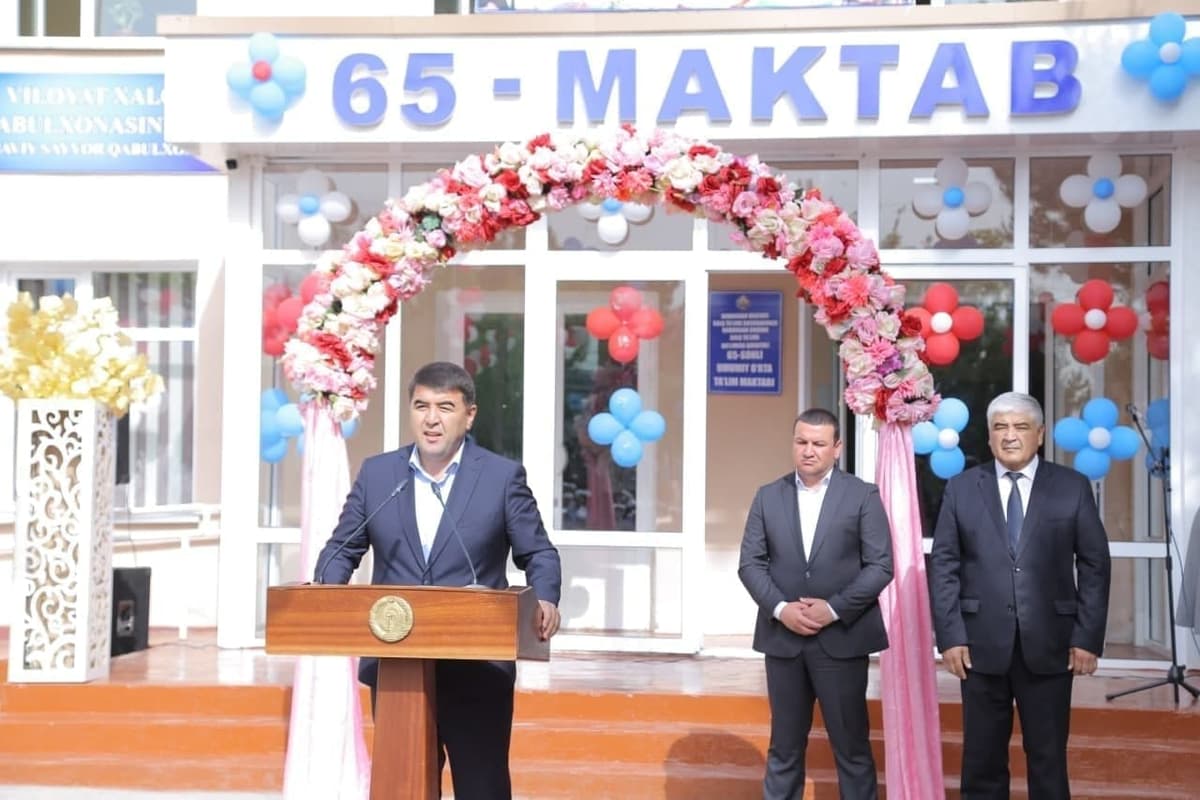 Viloyat hokimi "konteyner" uyi joylashgan mahalladagi maktab bitiruvchilarini tabrikladi