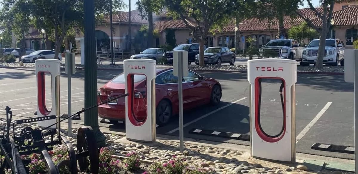 Tesla elektromobillar uchun dunyodagi eng yirik quvvatlash stansiyasini quradi