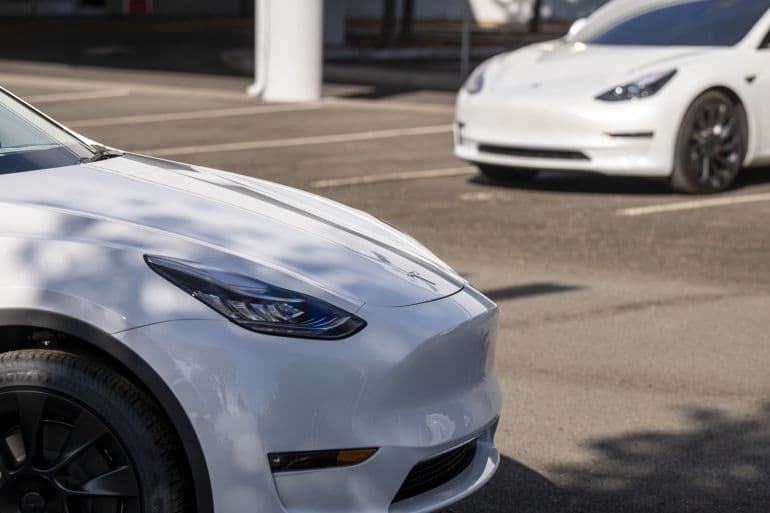 AQSh kompaniyasi 100 mingta Tesla elektromobili sotib oladi