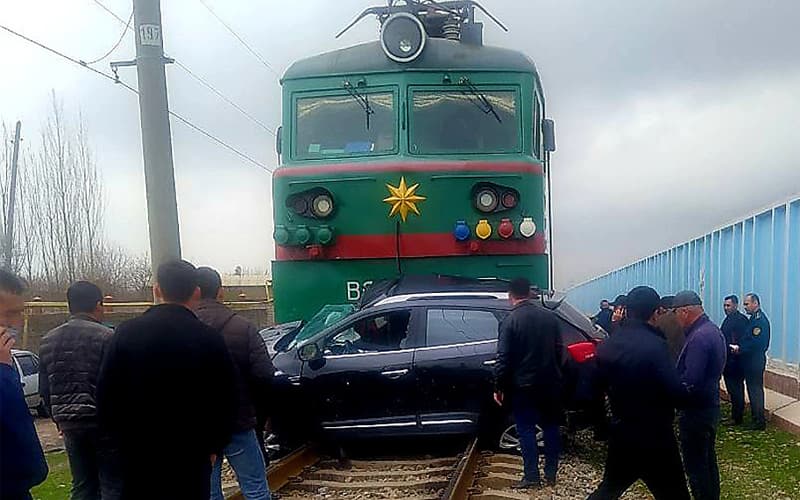 Водитель машины погиб при столкновении с поездом в Ташкентской области
