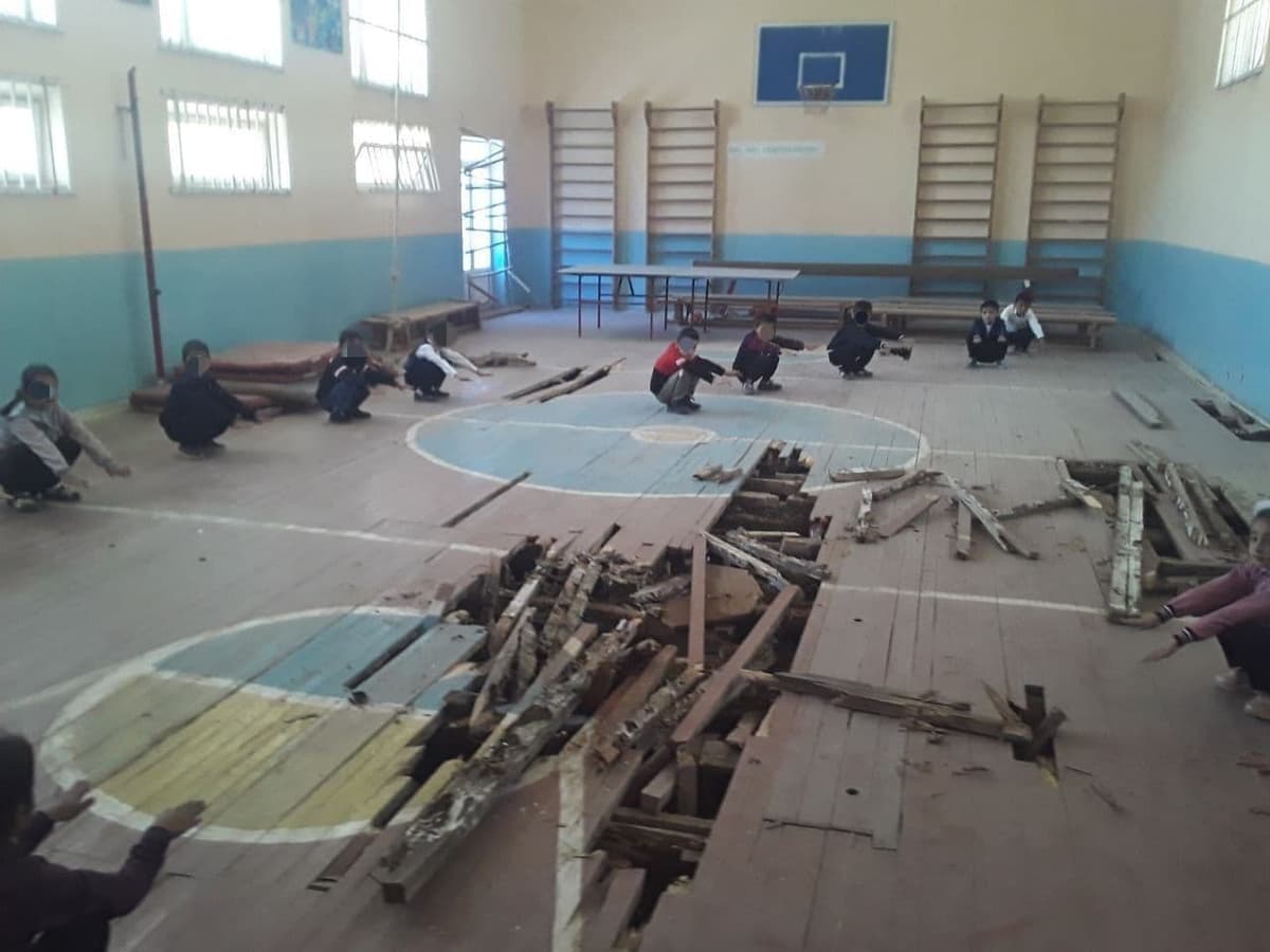 Foto: Qashqadaryodagi maktabda o‘quvchilar poli chirib ketgan sportzalda shug‘ullanyapti