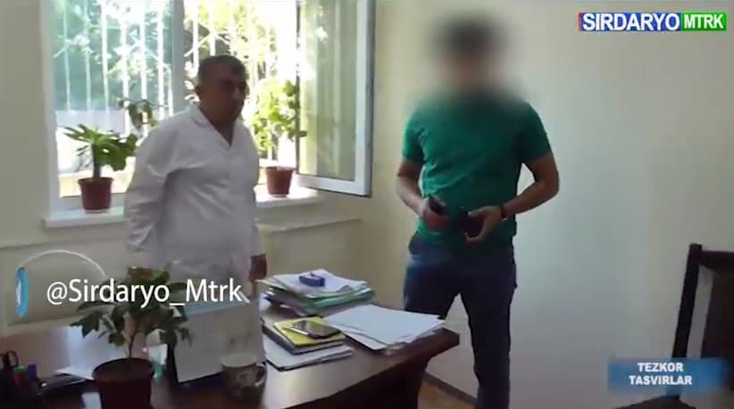 Sirdaryoda emlanganlik to‘g‘risida soxta hujjat tayyorlab berish evaziga pora olgan shifokor ushlandi