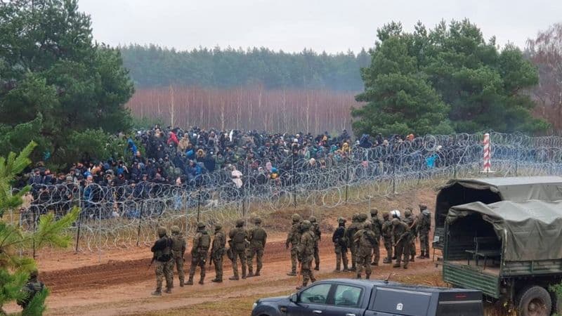 Qochqinlar inqirozi: Polsha Belarus bilan chegarada qurolli nizo ro‘y berishidan xavfsiramoqda