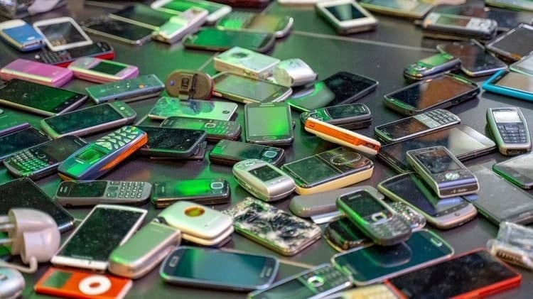 Britaniya zarbxonasi eski smartfonlardan oltin olishni boshlaydi
