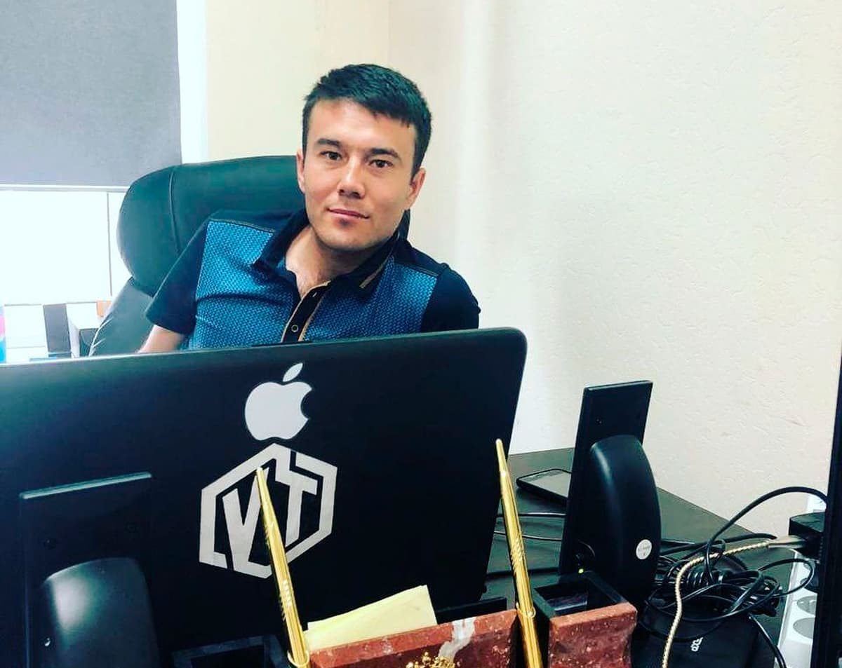“Akang kuchaydi ujye!” deya tanilgan Abdulaziz aslida kim? (video)