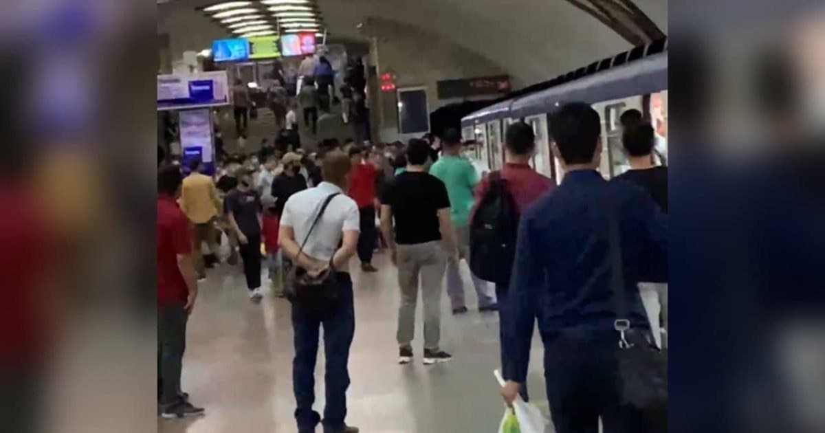 В столичном метрополитене был остановлен состав. Пассажиров высадили